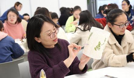 以春为名，万和城女神，共赴花事，三·八妇女节快乐！